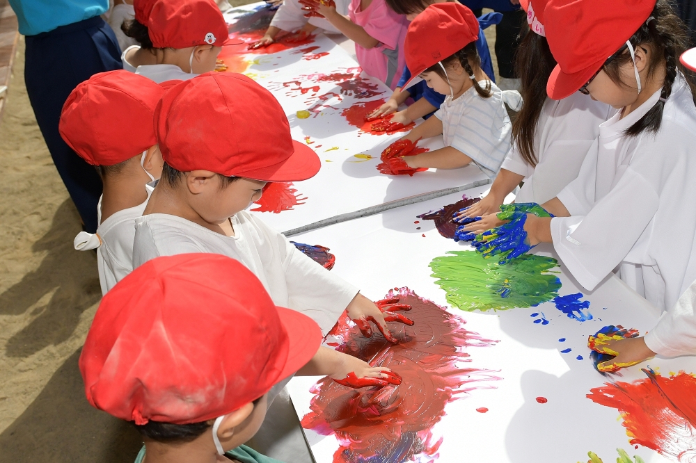 年少ひよこ組がフィンガーぺインティングを楽しみました。